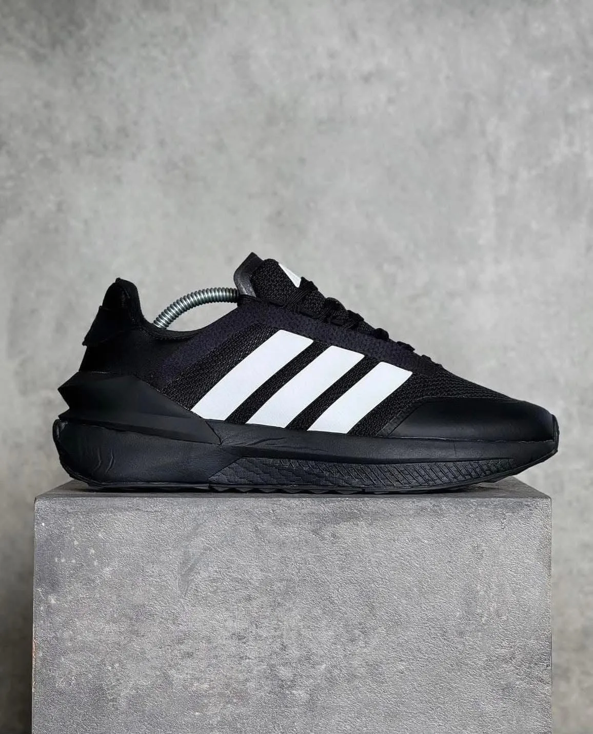 ⁦Adidas Avryn Shoes Black⁩ - الصورة ⁦3⁩